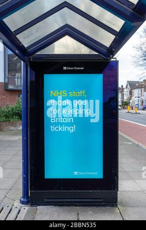 Ein Schild auf der Innenseite einer Bushaltestelle mit der Aufschrift "NHS Staff Danke, dass Sie Großbritannien ticken lassen" Stockfoto