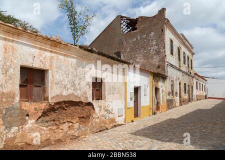 Gebäude in schlechtem Zustand, Silves, Algarve, Portugal Stockfoto