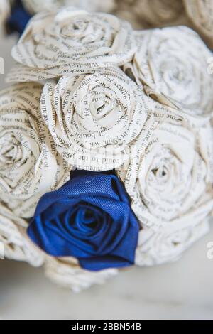 Blumenstrauß aus Papierblumen aus alten Büchern und blauem Papier Stockfoto