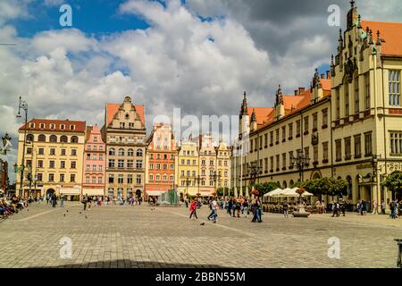 Der zentrale Marktplatz, kurz rynek, im historischen Zentrum von Wroclaw, Polen. Juli 2017. Stockfoto