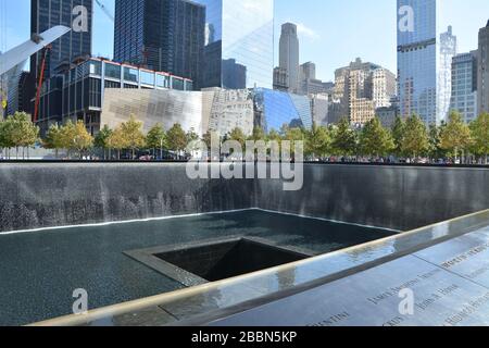 NEW YORK CITY - 14. OKTOBER 2014: National September 11 Memorial at Ground Zero Stockfoto