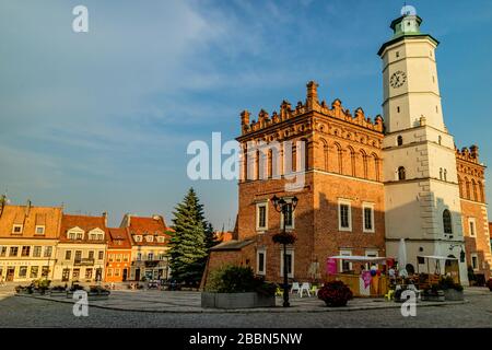 Rathaus und zentraler Marktplatz in der historischen Stadt Sandomierz, Polen. Juni 2017. Stockfoto