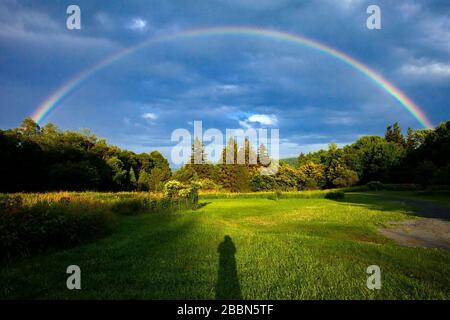 Ein Regenbogen nach einem Gewitter im August in den Pocono Mountains von Pennsylvania. Stockfoto