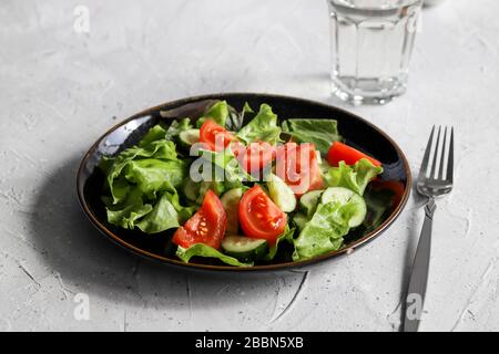 Frischer Detox-Salat und Wasserglas im Sommer. Gesundes Ernährungskonzept Stockfoto