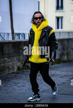 PARIS, Frankreich - 4. März 2019: Männer auf der Straße während der Paris Fashion Week. Stockfoto