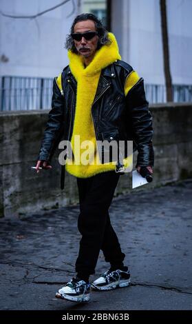 PARIS, Frankreich - 4. März 2019: Männer auf der Straße während der Paris Fashion Week. Stockfoto