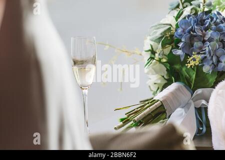 Brautpaar und Brautleute, die den Blumenstrauß mit schönen Blumen halten Stockfoto