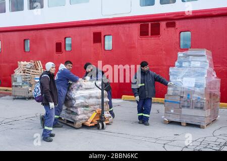 Verladung von Vorräten auf das G Expedition Cruise Schiff am Hafen in Ushuaia, Argentinien Stockfoto