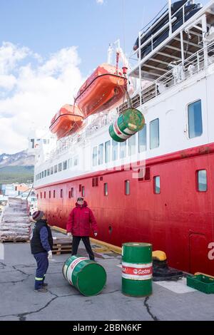Verladung von Vorräten auf das G Expedition Cruise Schiff am Hafen in Ushuaia, Argentinien Stockfoto