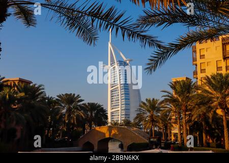 Burj Al Arab vom Einkaufszentrum Souk Madinat Jumeirah aus gesehen Stockfoto