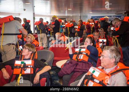 Üben Sie die Übung der Musterstation während des Notabbruchtrainings für Gäste an Bord des Schiffes der G-Expedition in die Antarktis Stockfoto