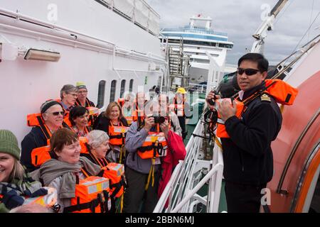 Üben Sie die Übung der Musterstation während des Notabbruchtrainings für Gäste an Bord des Schiffes der G-Expedition in die Antarktis Stockfoto