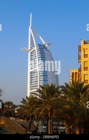 Burj Al Arab vom Einkaufszentrum Souk Madinat Jumeirah aus gesehen Stockfoto