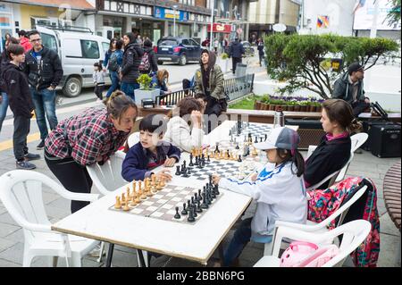 Kinder spielen Schach im Freien auf der Hauptstraße in Ushuaia Stockfoto