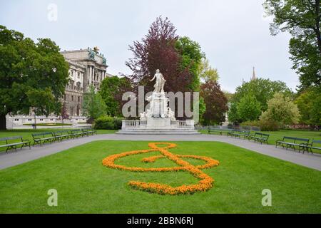 Statue von Wolfgang Amadeus Mozart im Wiener Burggartenpark Stockfoto