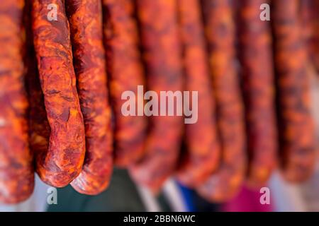 Getrocknete Würstchen auf dem Markt, Loule, Algarve, Portugal Stockfoto