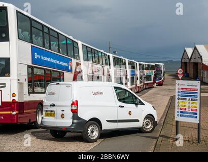 Edinburgh, Schottland, Großbritannien. April 2020. Covid-19 Lockdown: Mit der deutlichen Reduzierung der Busverbindungen während der Coronavirus Pandemie wird das Lothian Busdepot in Seafield mit einer großen Anzahl von Bussen, die in Linien geparkt sind, abgeschaltet Stockfoto