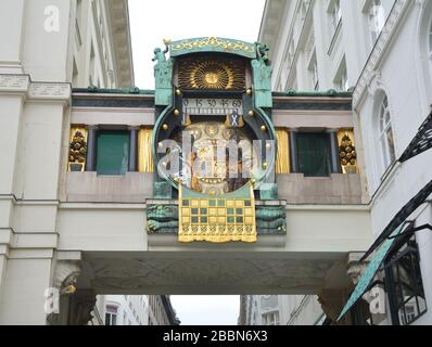 Astronomische Ankeruhr (Ankeruhr) in Wien, Österreich. Typisches Jugendstil-Design Stockfoto