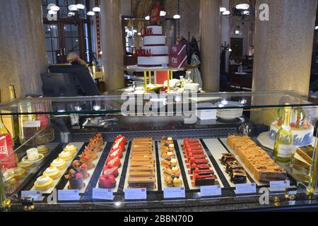 WIEN, ÖSTERREICH - 3. MAI 2016: Im Cafe Central, der alten traditionellen Cafeteria, die ein Treffpunkt berühmter Wiener war, werden Kuchen ausgestellt Stockfoto