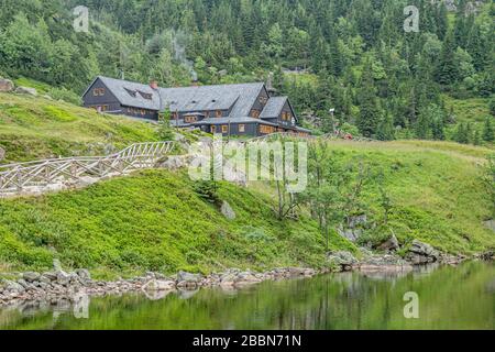 Samotnia, eine beliebte PTTK-Wander-Jugendherberge und Restaurant neben dem Gletschersee Mały Staw im Karkonosze Nationalpark, Karpacz, Polen. Juli 2017. Stockfoto