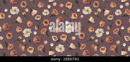 Vintage-Blumenmuster aus beigen Blumen und Rosenknospen. Flache Lage, Draufsicht. Blumenwarmer Bannerhintergrund. Warmes Blumenmuster. Stockfoto