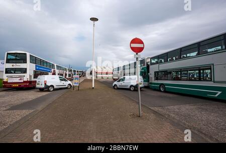 Edinburgh, Schottland, Großbritannien. April 2020. Covid-19 Lockdown: Mit der deutlichen Reduzierung der Busverbindungen während der Coronavirus Pandemie wird das Lothian Busdepot in Seafield mit einer großen Anzahl von Bussen, die in Linien geparkt sind, abgeschaltet Stockfoto