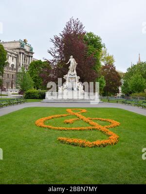 Statue von Wolfgang Amadeus Mozart im Wiener Burggartenpark Stockfoto