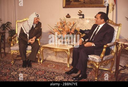 Kairo, Ägypten - 1991 - Vorsitzender der Palästinensischen Befreiungsorganisation (PLO) Jassir Arafat trifft sich mit dem ägyptischen Präsidenten Husni Mubarak im Präsidentenpalast zu Strategiegesprächen über den Friedensprozess im Nahen Osten. Stockfoto