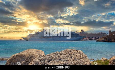 Rhodes, Griechenland - 03. Juli 2019 - Kreuzfahrtschiffe im Hafen von Rhodos Stockfoto