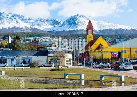 Ushuaia, südlichste Stadt Argentiniens am Beagle-Kanal, dominiert von schneebedeckten Bergen, Feuerland, Argentinien Stockfoto