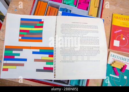 April 2020 Vintage Cuisenaire Holzzählstäbe und Begleitbücher mit mathematischen Herausforderungen, um das Lernen zu erleichtern Stockfoto