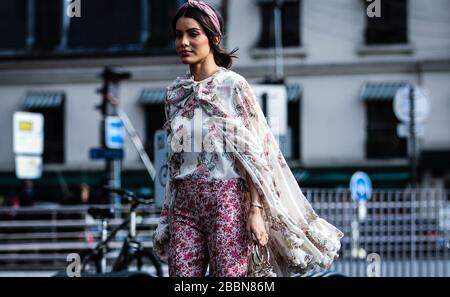 PARIS, Frankreich - 4. März 2019: Camila Coelho auf der Straße während der Paris Fashion Week. Stockfoto