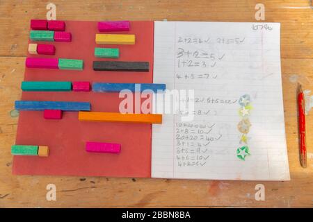 April 2020 Cuisenaire Holzzählstäbe zur Berechnung der Mathematik mit Farbe und Form in frühen Schulbüchern Stockfoto