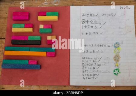 April 2020 Cuisenaire Holzzählstäbe zur Berechnung der Mathematik mit Farbe und Form in frühen Schulbüchern Stockfoto