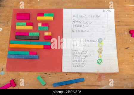 April 2020 Cuisenaire Holzzählstäbe zur Berechnung der Mathematik mit Farbe und Form in frühen Schulbüchern Stockfoto