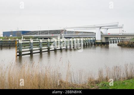 Brücke über den Fluss 'Hollandsche IJssel' in Gouda. Brücke heißt "Gouderaksebrug". Stockfoto