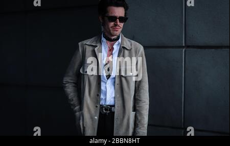 PARIS, Frankreich - 4. März 2019: Männer auf der Straße während der Paris Fashion Week. Stockfoto