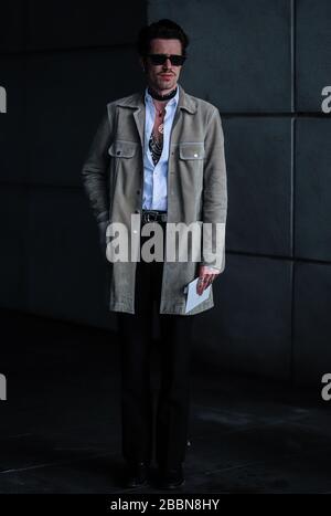 PARIS, Frankreich - 4. März 2019: Männer auf der Straße während der Paris Fashion Week. Stockfoto