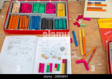 April 2020 Cuisenaire Holzzählstäbe zur Berechnung der Mathematik mit Farbe und Form in frühen Schulbüchern Stockfoto