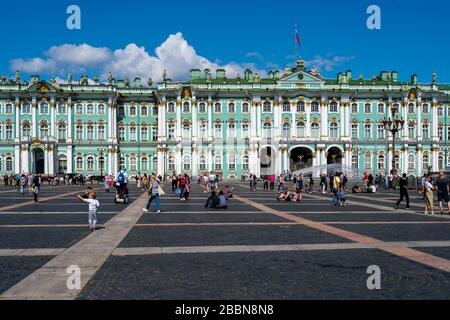 St. Petersburg, Russland - 21. Juli 2019. Touristen bevölkern den Platz vor dem Winterpalast in Sankt Petersburg, Russland. Stockfoto