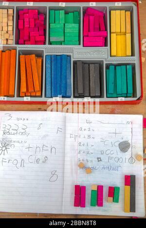 April 2020 Cuisenaire Holzzählstäbe zur Berechnung der Mathematik mit Farbe und Form in frühen Schulbüchern Stockfoto