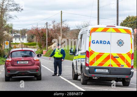 Clonakilty, West Cork, Irland. April 2020. Als Teil der verbindlichen "Tag zu Hause"-Anordnung, die die irische Regierung am vergangenen Freitag auferlegt hat, wurde der Gardai beauftragt, sicherzustellen, dass die Menschen sich daran halten, um die Ausbreitung von Covid-19 zu stoppen. An diesem Nachmittag gab es einen Garda Checkpoint auf der Clonakilty nach Dunmanway Road, der aus 2 regulären Gardai bestand. Quelle: AG News/Alamy Live News Stockfoto