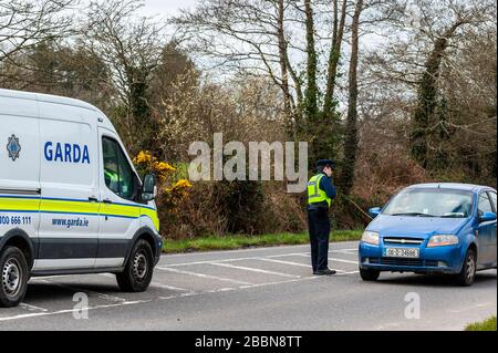 Clonakilty, West Cork, Irland. April 2020. Als Teil der verbindlichen "Tag zu Hause"-Anordnung, die die irische Regierung am vergangenen Freitag auferlegt hat, wurde der Gardai beauftragt, sicherzustellen, dass die Menschen sich daran halten, um die Ausbreitung von Covid-19 zu stoppen. An diesem Nachmittag gab es einen Garda Checkpoint auf der Clonakilty nach Dunmanway Road, der aus 2 regulären Gardai bestand. Quelle: AG News/Alamy Live News Stockfoto