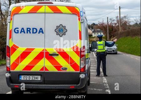 Clonakilty, West Cork, Irland. April 2020. Als Teil der verbindlichen "Tag zu Hause"-Anordnung, die die irische Regierung am vergangenen Freitag auferlegt hat, wurde der Gardai beauftragt, sicherzustellen, dass die Menschen sich daran halten, um die Ausbreitung von Covid-19 zu stoppen. An diesem Nachmittag gab es einen Garda Checkpoint auf der Clonakilty nach Dunmanway Road, der aus 2 regulären Gardai bestand. Quelle: AG News/Alamy Live News Stockfoto