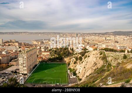 Hilltop view of the coast of Marseille and a soccer field in the foreground Stockfoto