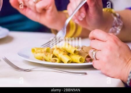 Drei Arten traditioneller italienischer Pasta, Pasta mit Wildschwein, Pasta mit Fleischsauce und Pasta mit Pilzen Stockfoto