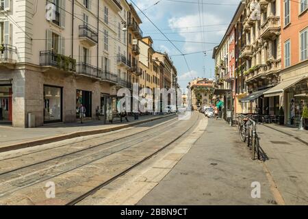 MAILAND, ITALIEN - 01. AUGUST 2019: Touristen und Einheimische gehen im Zentrum von Mailand. Geschäfte, Boutiquen, Cafés und Restaurants. Stockfoto