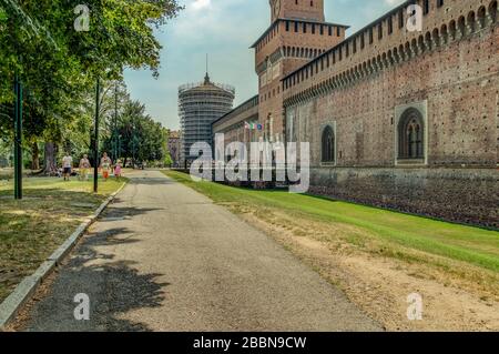 MAILAND, ITALIEN - 1. AUGUST 2019: Die Außenmauer des Castello Sforzesco - Schloss Sforza in Mailand. Stockfoto