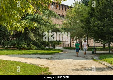 MAILAND, ITALIEN - 1. August 2019: Besucher des Schlosses Sforza im 15. Jahrhundert - Castello Sforzesco. Es ist eines der Hauptsymbole der Stadt Mailand, Lom Stockfoto