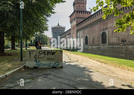 MAILAND, ITALIEN - 1. AUGUST 2019: Die Außenmauer des Castello Sforzesco - Schloss Sforza in Mailand. Stockfoto